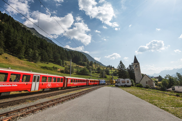 Rhätische Bahn beim Bahnhof von Lavin im Unterengadin