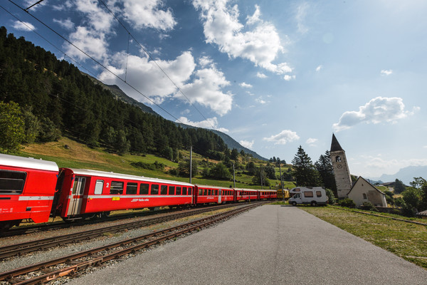 Rhätische Bahn beim Bahnhof von Lavin im Unterengadin