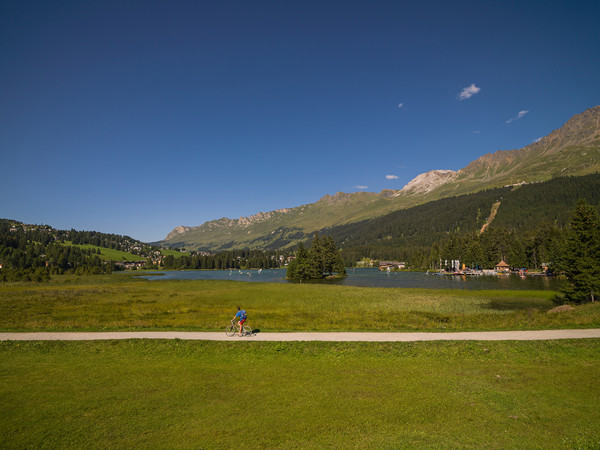 Spazieren entlang dem Heidsee auf der Lenzerheide, Graubünden, Schweiz