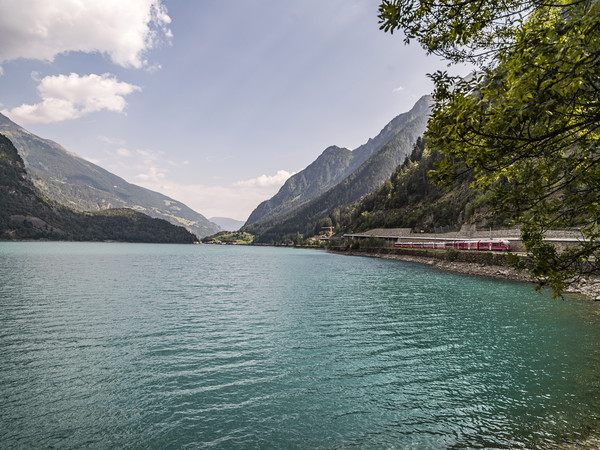 Unterwegs im Bernina Express der Rhätischen Bahn am Ufer des Lago di Poschiavo im Puschlav.