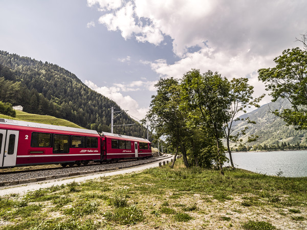 Unterwegs im Bernina Express der Rhätischen Bahn am Ufer des Lago di Poschiavo im Puschlav.