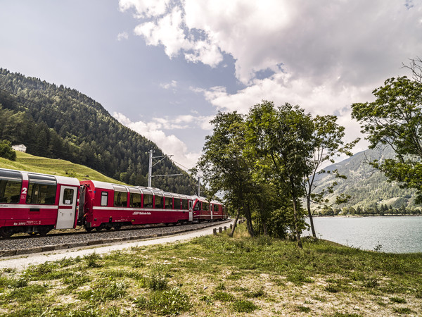 Unterwegs im Bernina Express der Rhätischen Bahn am Ufer des Lago di Poschiavo im Puschlav.