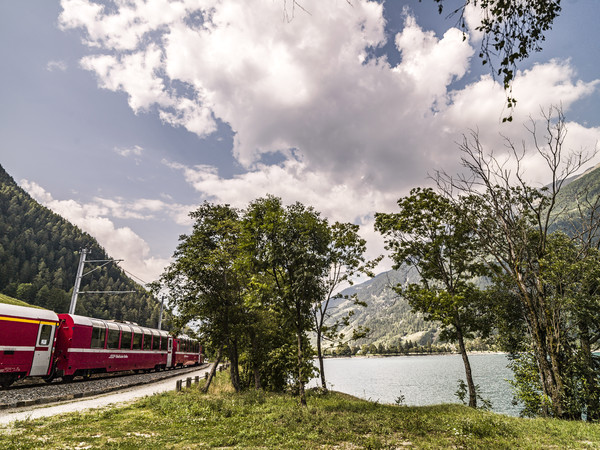 Unterwegs im Bernina Express der Rhätischen Bahn am Ufer des Lago di Poschiavo im Puschlav.