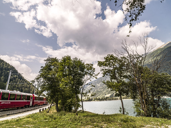 Unterwegs im Bernina Express der Rhätischen Bahn am Ufer des Lago di Poschiavo im Puschlav.