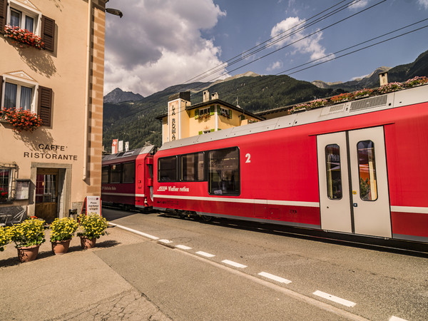 Die Rhätische Bahn bei Le Prese im Puschlav.