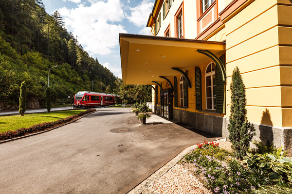 Die Rhätische Bahn bei Le Prese im Puschlav.