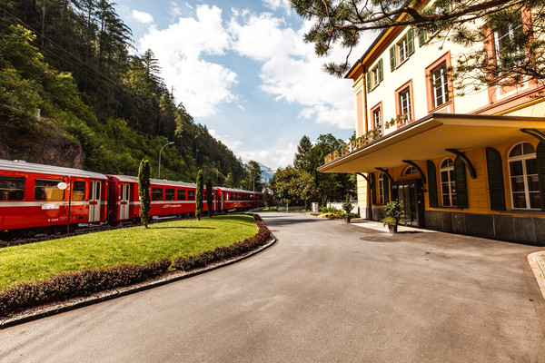 Die Rhätische Bahn bei Le Prese im Puschlav.