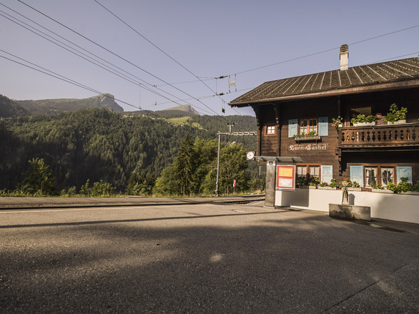 Bahnhof von Lüen-Castiel, im Hintergrund Tiertschen