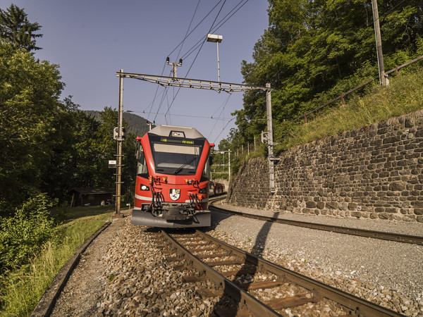 Rhätische Bahn beim Bahnhof von Lüen-Castiel