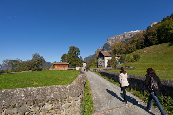 Wanderung zum Heididorf oberhalb von Maienfeld, Graubünden, Schweiz