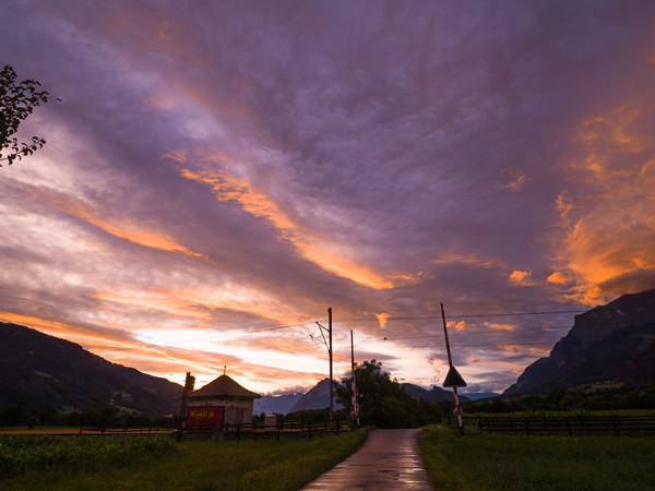 Abendliches Farbenspiel in den Wolken über Malans, Graubünden, Schweiz