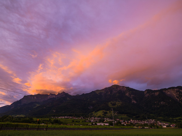 Abendliches Farbenspiel in den Wolken über Malans, Graubünden, Schweiz
