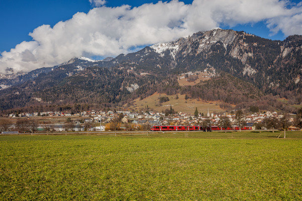 Testfahrt des neuen Albula-Gliederzugs (AGZ) der Rhätischen Bahn bei Malans in der Bündner Herrschaft.