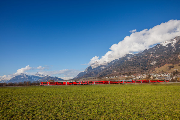 Testfahrt des neuen Albula-Gliederzugs (AGZ) der Rhätischen Bahn bei Malans in der Bündner Herrschaft.