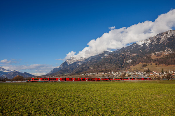 Testfahrt des neuen Albula-Gliederzugs (AGZ) der Rhätischen Bahn bei Malans in der Bündner Herrschaft.