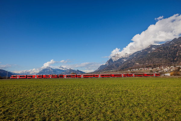 Testfahrt des neuen Albula-Gliederzugs (AGZ) der Rhätischen Bahn bei Malans in der Bündner Herrschaft.