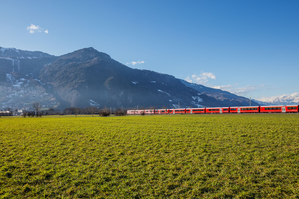 Testfahrt des neuen Albula-Gliederzugs (AGZ) der Rhätischen Bahn bei Malans in der Bündner Herrschaft.