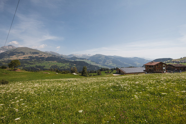 Das Bergdorf Meierhof ist Teil der Gemeinde Obersaxen in der Surselva, Graubünden.