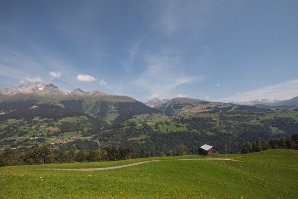 Das Bergdorf Meierhof ist Teil der Gemeinde Obersaxen in der Surselva, Graubünden.