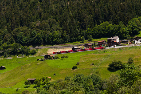 Ein Zug der RhB in der Mezzaselva bei Klosters
