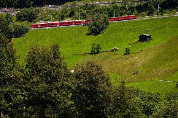 Ein Zug der RhB in der Mezzaselva bei Klosters