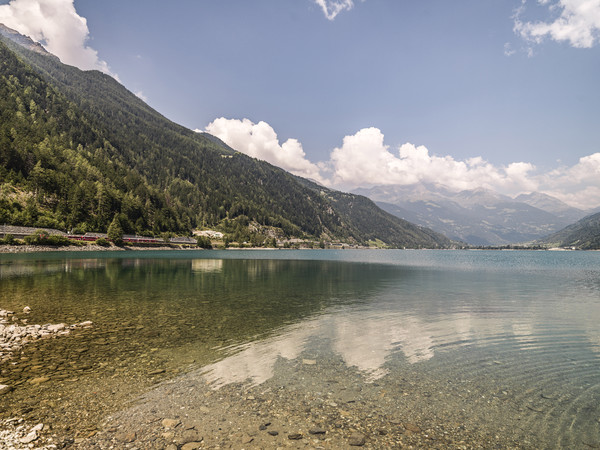 Der Bernina Express der RhB bei Miralago am unteren Ende des Lago di Poschiavo im Puschlav.