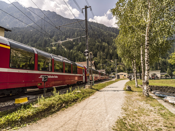Der Bernina Express der RhB bei Miralago am unteren Ende des Lago di Poschiavo im Puschlav.