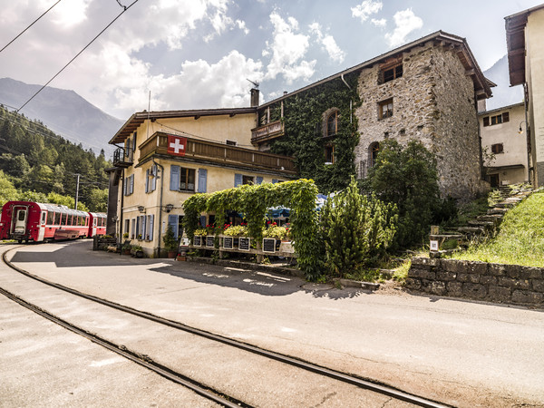 Der Bernina Express der RhB bei Miralago am unteren Ende des Lago di Poschiavo im Puschlav.