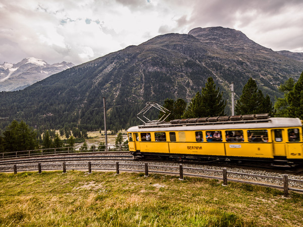 Der Bernina Nostalgie Express in der Montebellokurve am Berninapass.