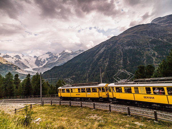 Der Bernina Nostalgie Express in der Montebellokurve am Berninapass, im Hintergrund die Berninagruppe mit Piz Bernina und Piz Morteratsch sowie dem Mo