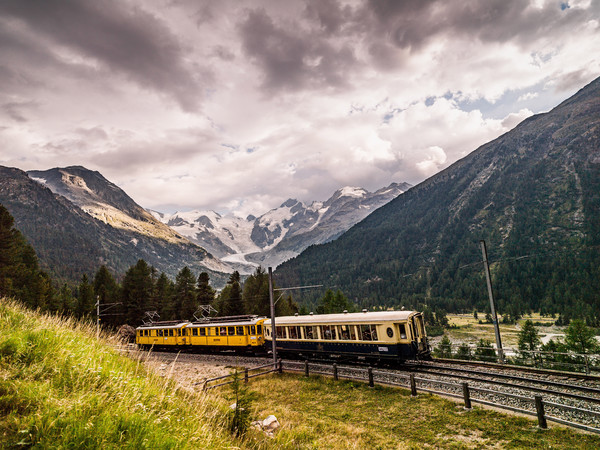 Der Bernina Nostalgie Express in der Montebellokurve am Berninapass, im Hintergrund die Berninagruppe mit Piz Bernina und Piz Morteratsch sowie dem Mo