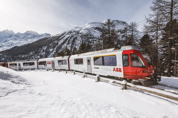Der Allegra-Triebzug im ABB-Design in der Montebellokurve bei Morteratsch im Oberengadin, Schweiz