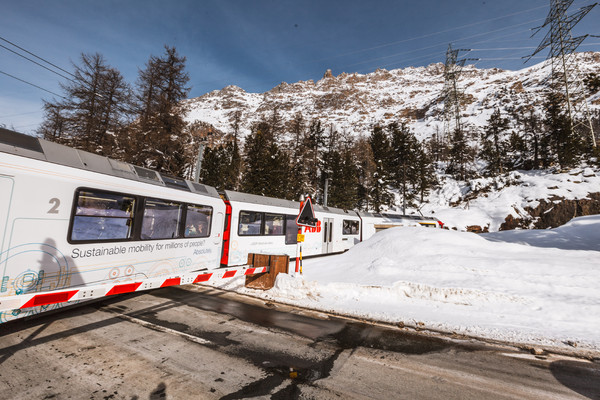 Der Allegra-Triebzug im ABB-Design in der Montebellokurve bei Morteratsch im Oberengadin, Schweiz