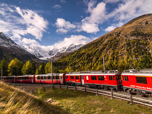 Der Bernina Express in der Montebellokurve bei Morteratsch im Oberengadin, Graubünden.