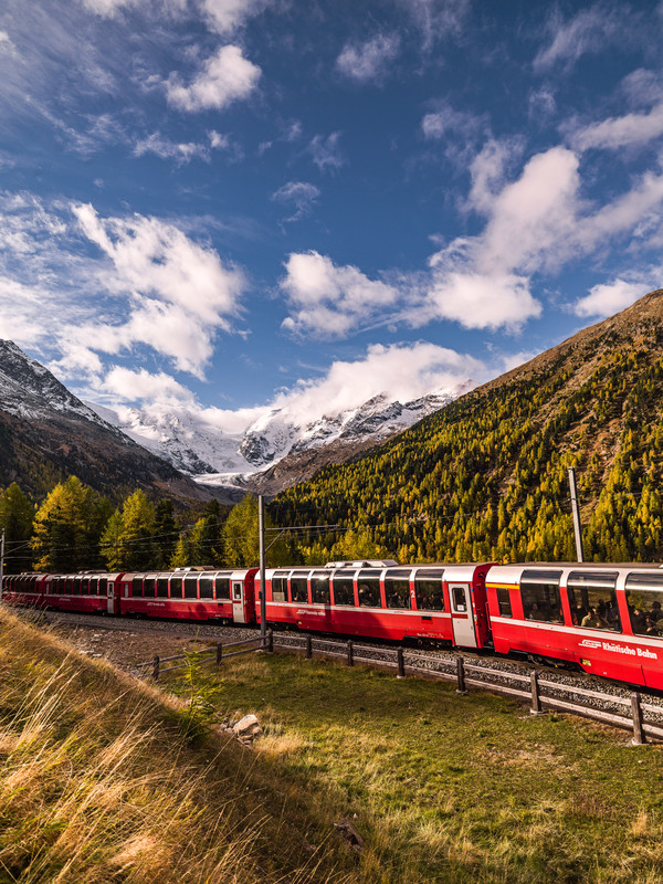 Der Bernina Express in der Montebellokurve bei Morteratsch im Oberengadin, Graubünden.