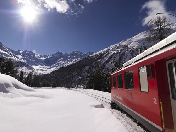 Rhätische Bahn in der Montebello Kurve am Berninapass