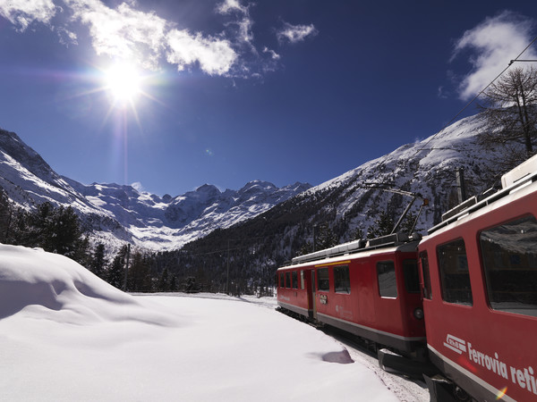 Rhätische Bahn in der Montebello Kurve am Berninapass