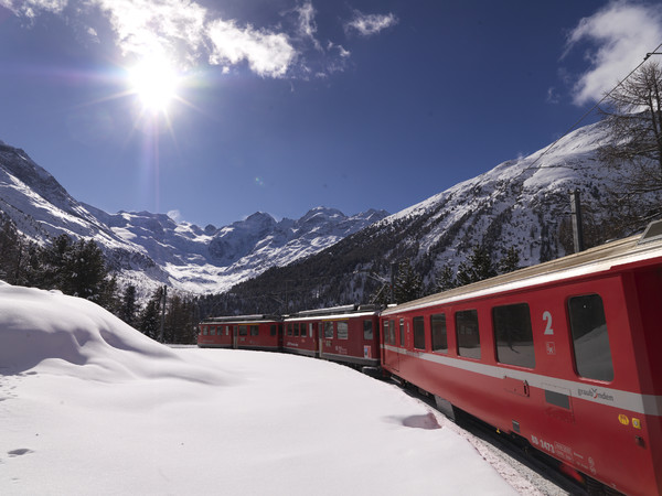 Rhätische Bahn in der Montebello Kurve am Berninapass