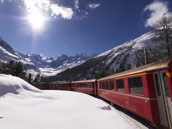 Rhätische Bahn in der Montebello Kurve am Berninapass