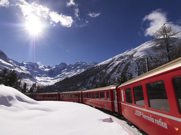 Rhätische Bahn in der Montebello Kurve am Berninapass