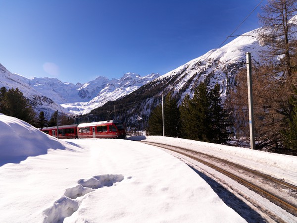 Allegra-Triebzug in der Montebello Kurve am Berninapass.