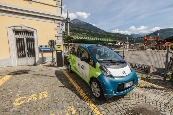 Ein Elektroauto des Servizi Mobilità Sostenibile am Bahnhof von Morbegno im Veltlin