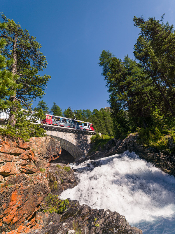 Der Berninafall bei der Station Morteratsch im Oberengadin