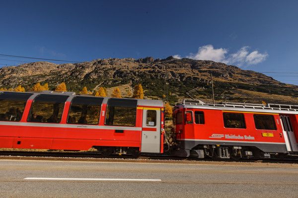 Der Bernina Express der Rhätischen Bahn bei Bernina Suot am Berninapass im Oberengadin.