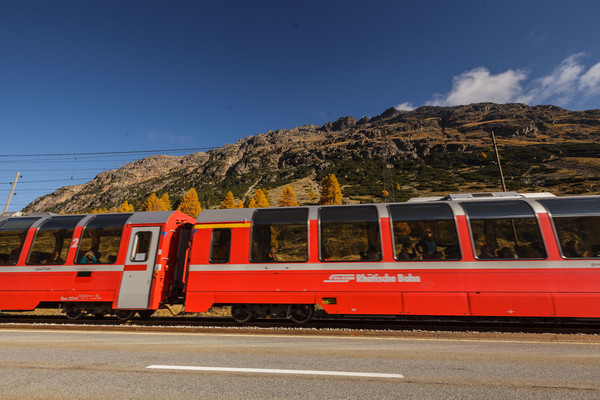 Der Bernina Express der Rhätischen Bahn bei Bernina Suot am Berninapass im Oberengadin.