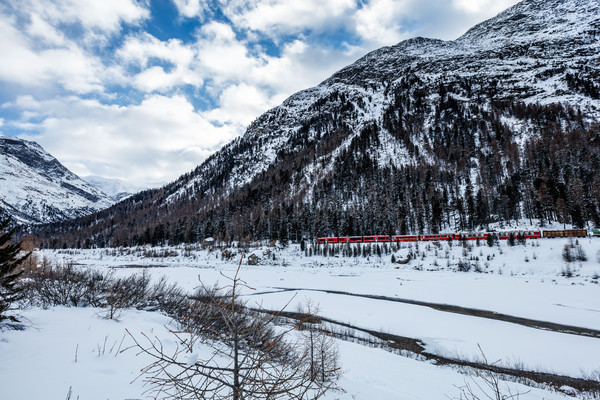 Ein Allegra-Triebzug der rhätischen Bahn bei Morteratsch im Oberengadin.