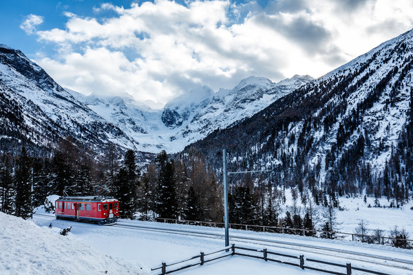Lokomotive der Rhätischen Bahn bei der Montebellokurve oberhalb der Station Morteratsch bei Pontresina. Im Hintergrund das Bergpanorama der Berninagru