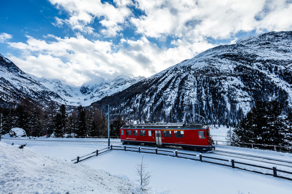 Lokomotive der Rhätischen Bahn bei der Montebellokurve oberhalb der Station Morteratsch bei Pontresina. Im Hintergrund das Bergpanorama der Berninagru