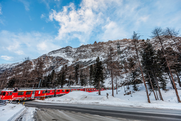 Die Rhätische Bahn bei der Montebellokurve oberhalb der Station Morteratsch bei Pontresina, im Hintergrund der Piz Albris.