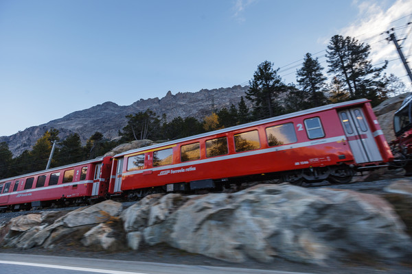 Die Rhätische Bahn bei Las Plattas unterhalb von Bernina Suot am Berninapass im Oberengadin.